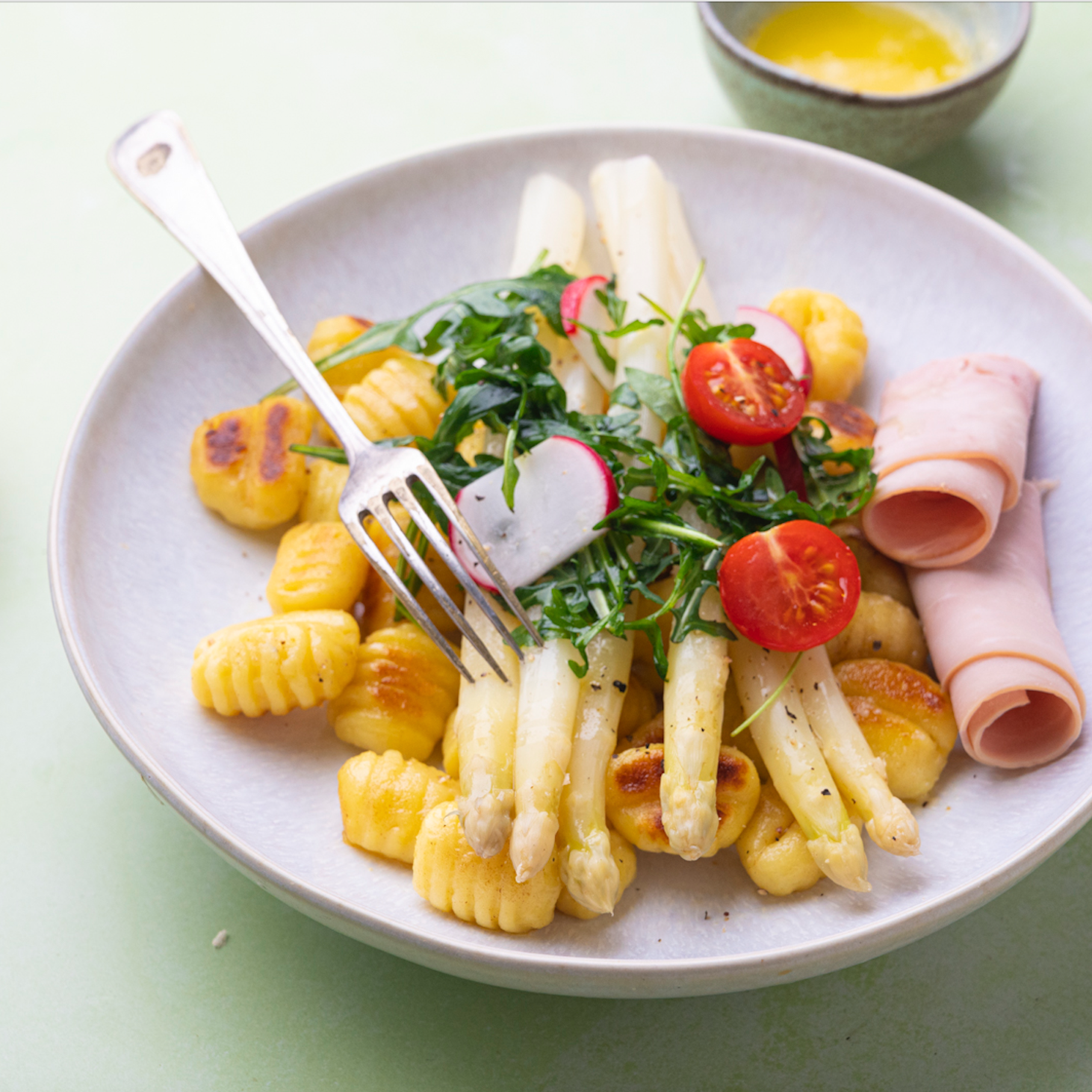 Spargel mit Gnocchi, Rucola-Salat und Zitronenbutter - Deutschland ... Spargel mit Gnocchi, Rucola-Salat und Zitronenbutter - Deutschland ...
