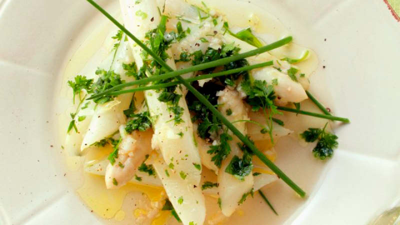 Weißer Spargelsalat mit Kräutern