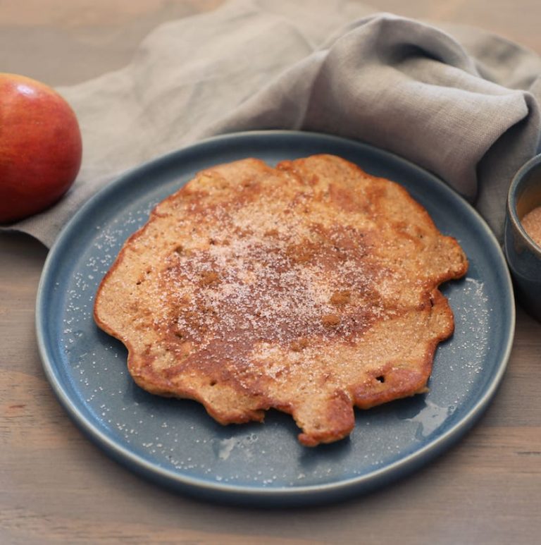 Apfelpfannkuchen auf dem Teller